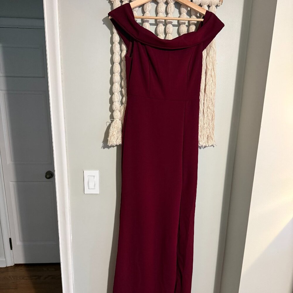 Lulus full length burgundy gown in excellent used condition in women's small